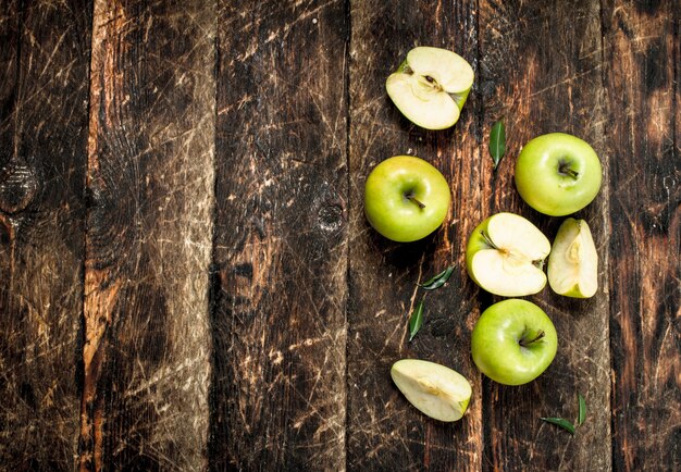 Manzanas verdes frescas. sobre un fondo de madera.