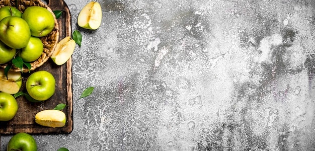 Manzanas verdes frescas sobre una tabla de cortar