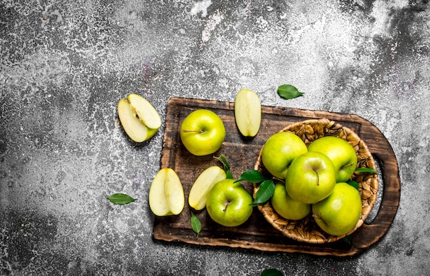 Manzanas verdes frescas sobre una tabla de cortar