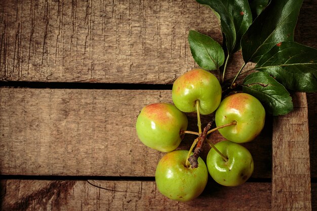 Manzanas verdes frescas en una vieja caja