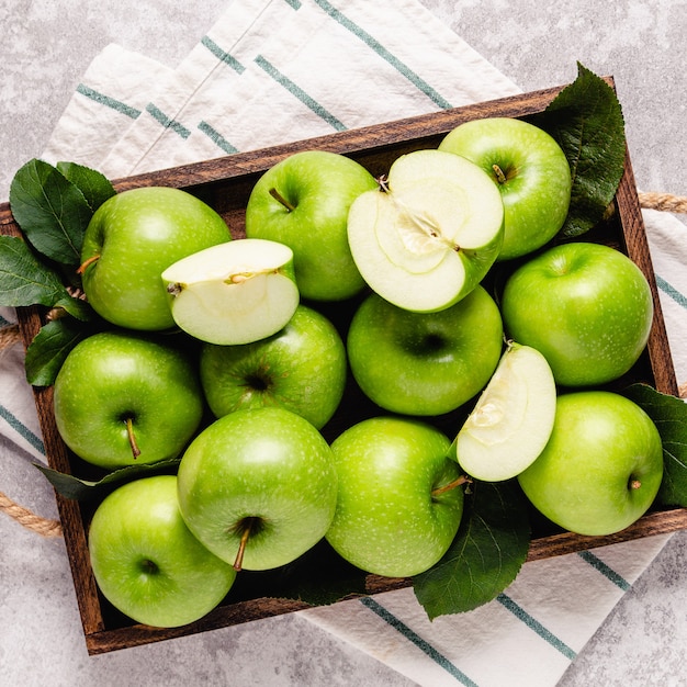 Manzanas verdes maduras en caja de madera. Vista superior con espacio de copia.