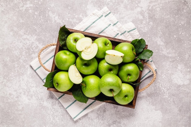 Manzanas verdes maduras en caja de madera. Vista superior con espacio de copia.