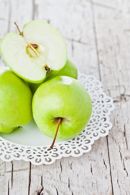 Manzanas verdes maduras en un plato