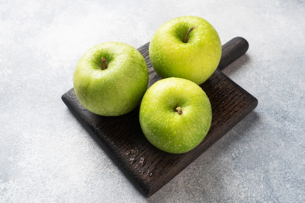 Manzanas verdes maduras sobre un hormigón gris