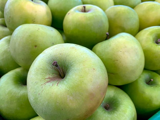 Manzanas verdes maduras en un supermercado