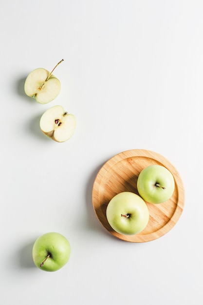 Manzanas verdes en mesa blanca