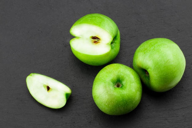 Manzanas verdes en la mesa de piedra.