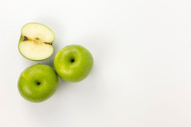 Manzanas verdes orgánicas saludables aisladas sobre fondo blanco manzanas naturales para cocinar