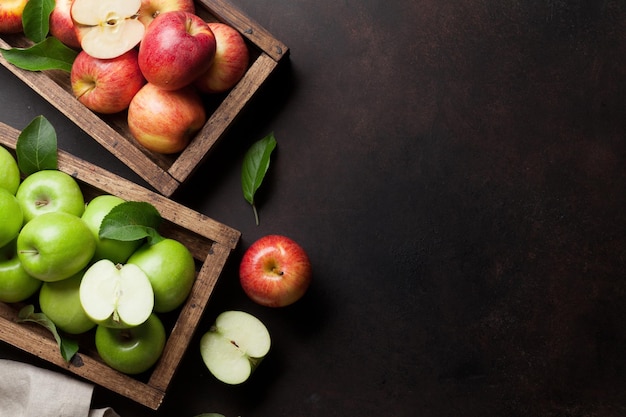 Manzanas verdes y rojas maduras en caja de madera Vista superior con espacio para su texto