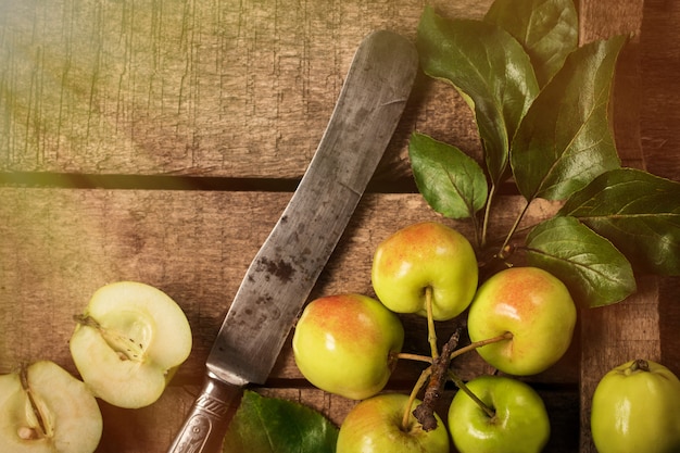 Manzanas verdes y rojas en la mesa rústica. foto tonificada