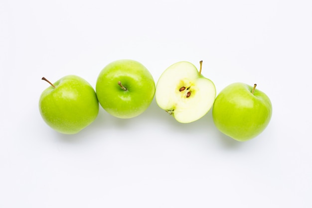 Manzanas verdes sobre blanco