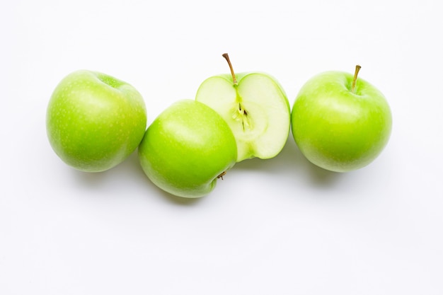 Manzanas verdes sobre blanco