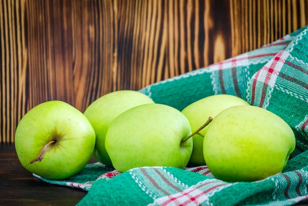 Foto manzanas verdes sobre la mesa