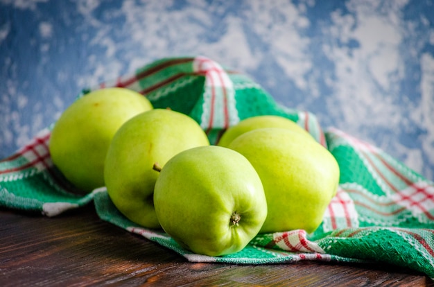 Manzanas verdes sobre la mesa