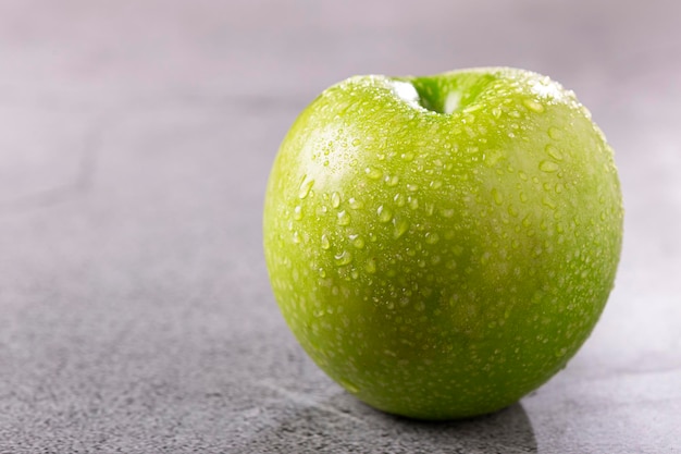 Manzanas verdes sobre la mesa