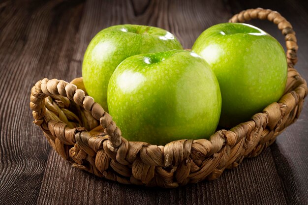 Manzanas verdes sobre la mesa