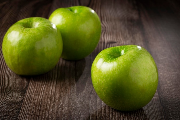 Manzanas verdes sobre la mesa