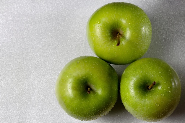 Manzanas verdes Vista superior superficie blanca