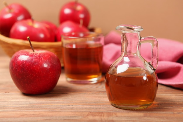 Foto manzanas y vinagre de sidra de manzana en la mesa