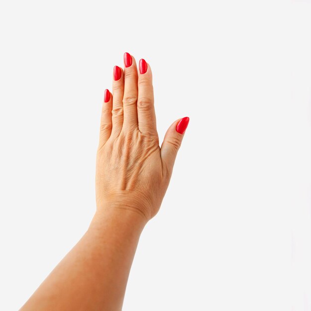 Foto mão bem cuidada da mulher com manicure isolada em branco