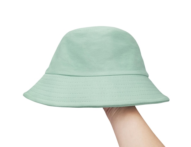 Mão coberta com chapéu verde com fundo branco