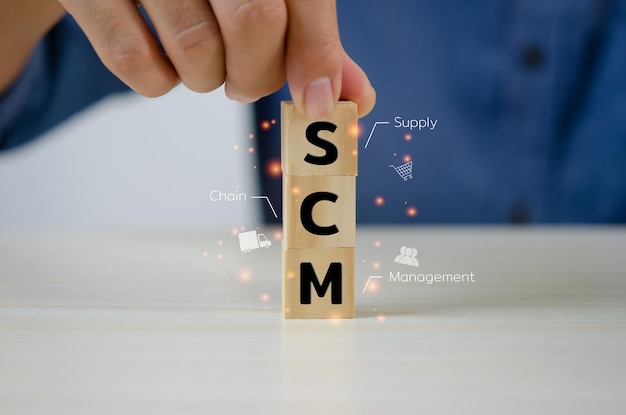 Mão colocar cubos de madeira SCM Supply Chain Management Conceito de marketing de negócios