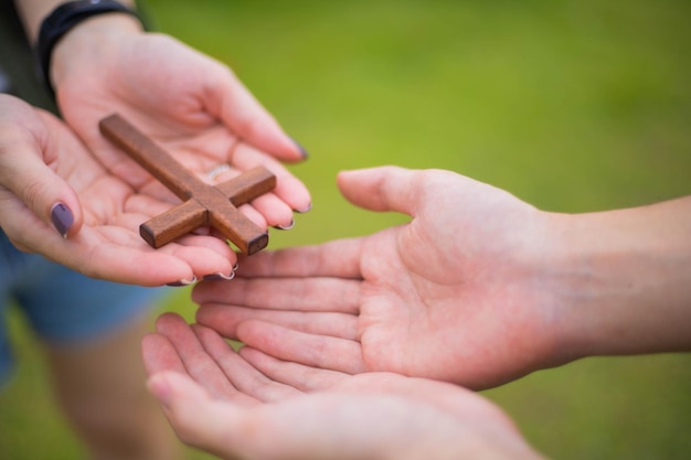 Mão com cruz. Conceito de esperança, fé, cristianismo, religião, igreja online.