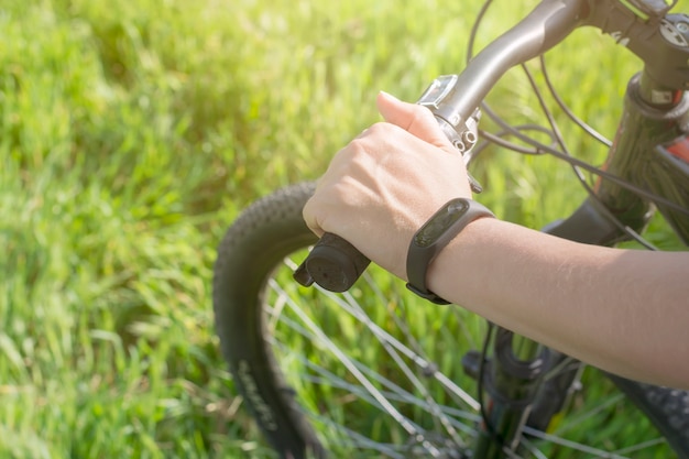 Mão com pulseira de fitness