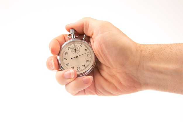 Mão com um cronômetro analógico mecânico em um fundo branco Precisão da parte do tempo Medição do intervalo de velocidade