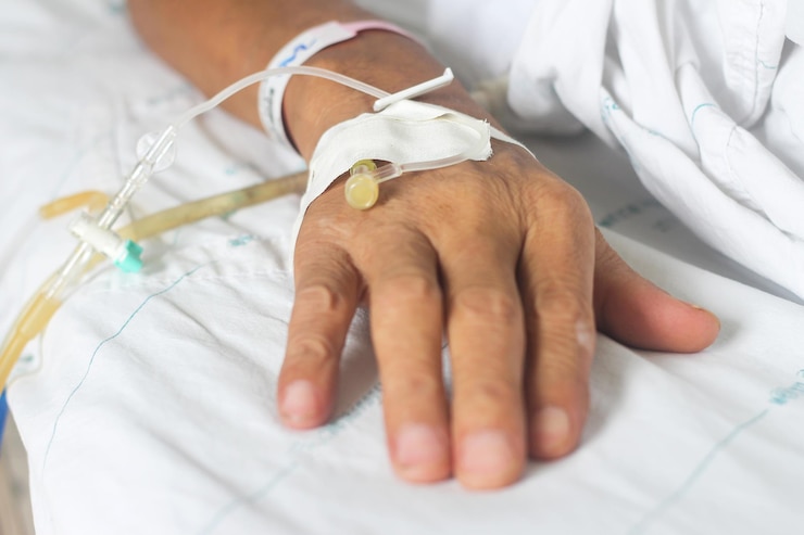 Foto mão cortada com gotejamento intravenoso na cama do hospital