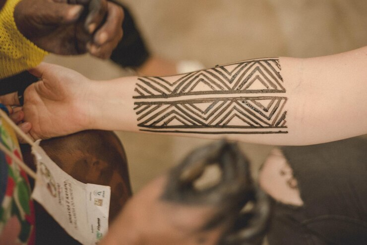 Foto mão cortada com tatuagem