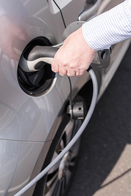 Mão cortada de homem carregando carro na estação