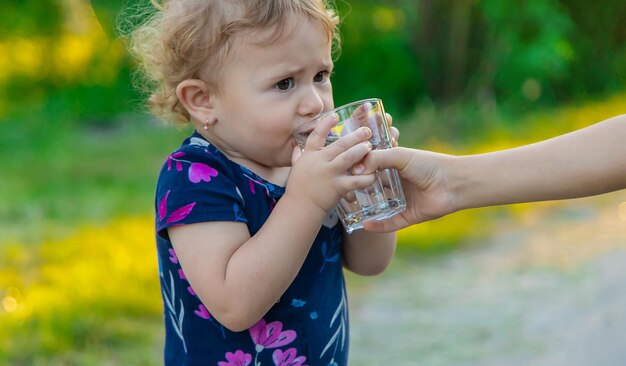 Mão cortada de mãe a alimentar a filha