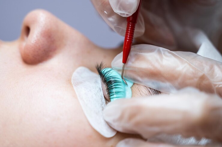 Foto mão cortada de médico segurando equipamento dentário