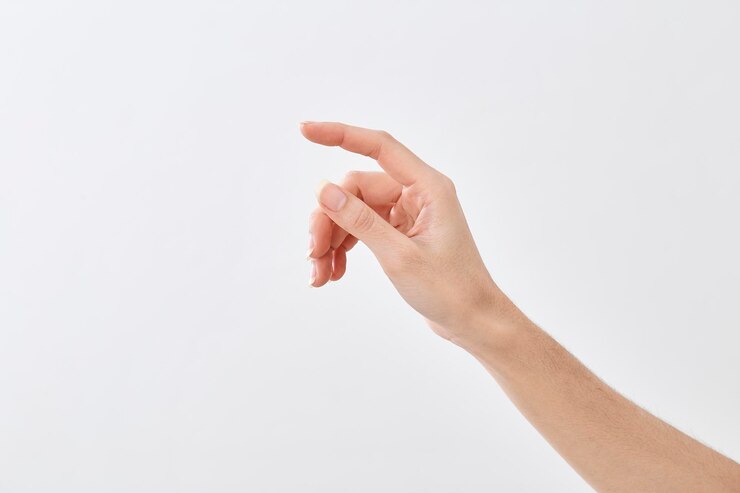 Foto mão cortada de mulher fazendo gestos contra fundo branco