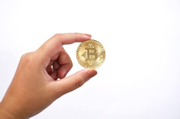 Mão cortada de mulher segurando bitcoin contra fundo branco