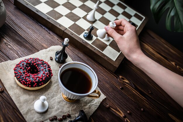 Foto mão cortada de mulher segurando café na mesa