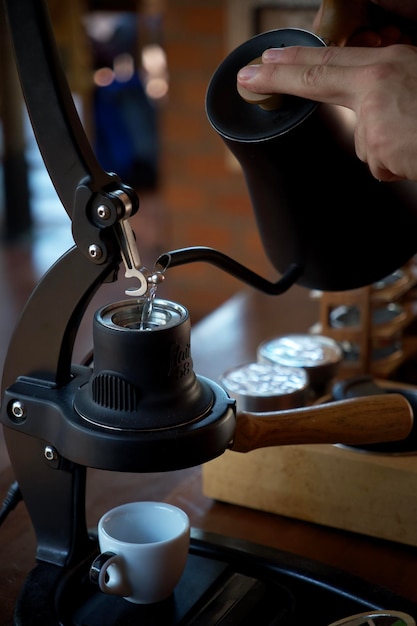 Mão cortada de mulher segurando café