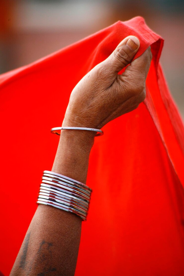 Foto mão cortada de mulher segurando lenço vermelho
