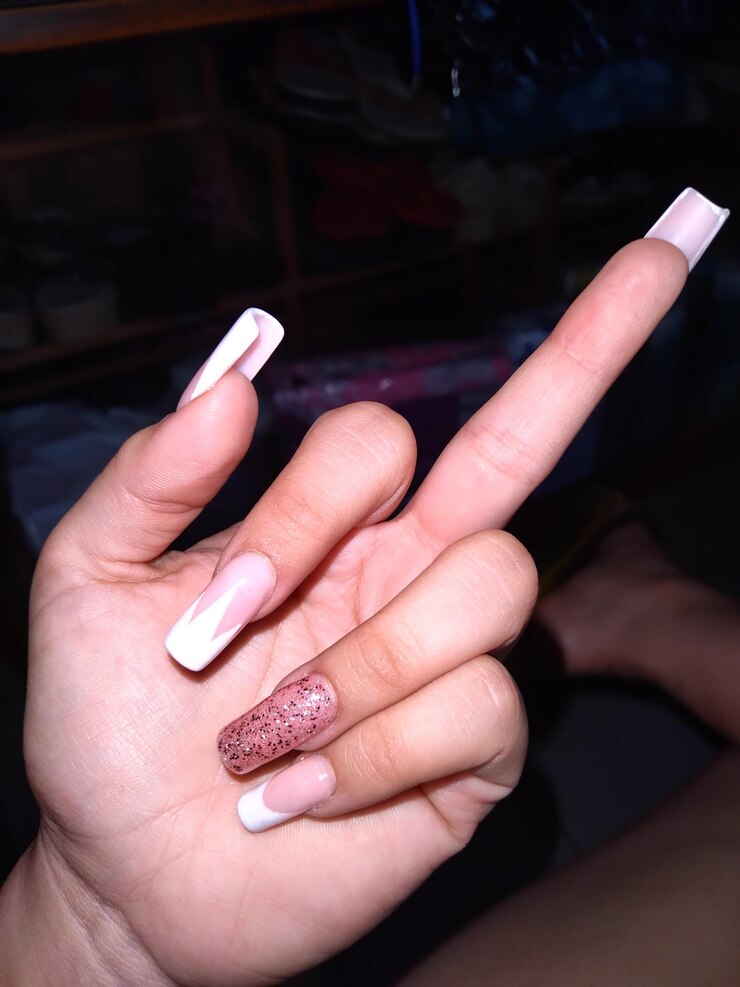 Foto mão cortada de mulher segurando um cigarro