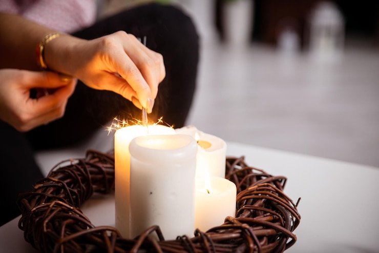 Foto mão cortada de mulher segurando uma vela acesa