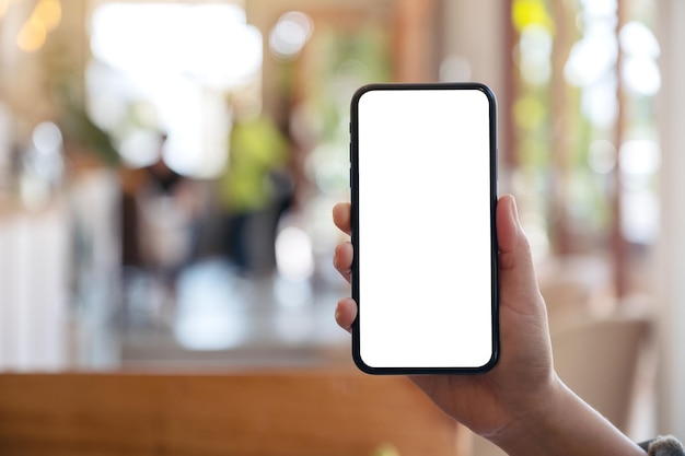 Mão cortada de mulher usando telefone celular