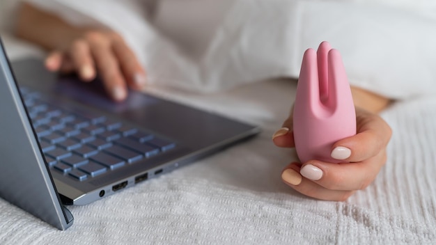 Mão cortada de mulher usando telefone móvel