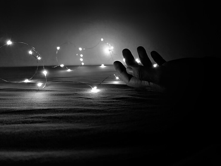 Foto mão cortada de pessoa por luzes iluminadas