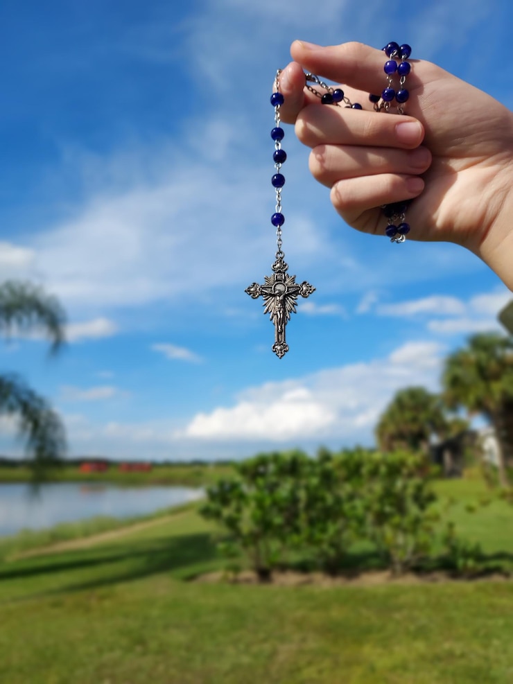 Foto mão cortada de pessoa segurando o rosário
