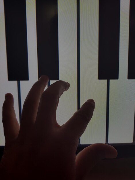 Foto mão cortada de pessoa tocando piano