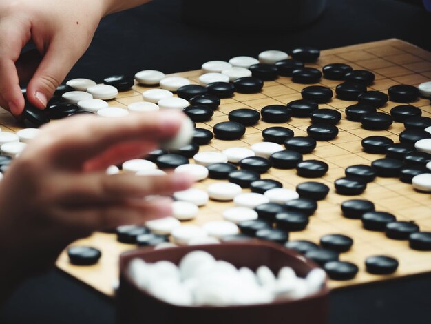 Foto mão cortada de pessoas jogando jogo interior