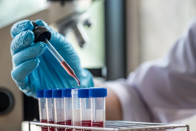 Mão cortada de um cientista trabalhando em laboratório