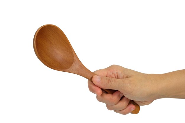 Mão cortada de um homem segurando uma colher de madeira sobre um fundo branco