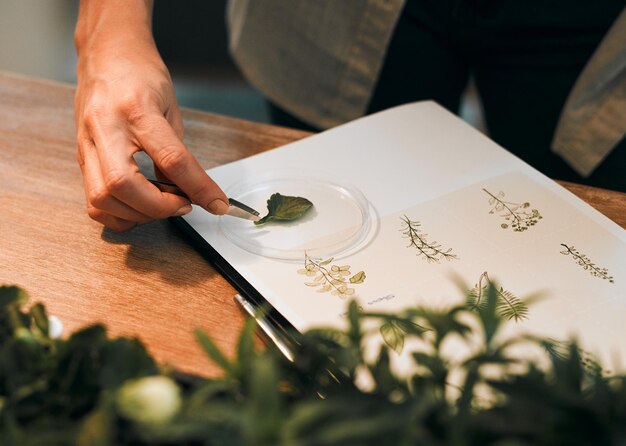 Foto mão cortada de um homem usando um tablet digital na mesa